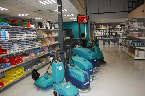 Notre showroom de plus de 300m² accueille les professionnels et les particuliers et leur propose une large gamme de matériels, produits, consommables et EPI.